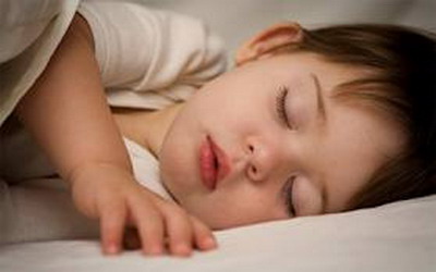 لا تُقبِّلوا أطفالكم بعد النوم! (1)